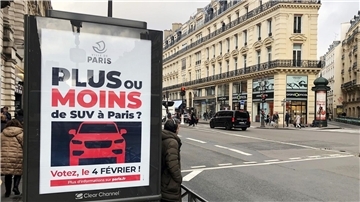 Auf einer Werbetafel informiert die Stadt Paris über eine Bürgerbefragung zu erhöhten Parkgebühren für SUV.
