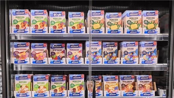 Was heißt „woke“? Eine Debatte über Käse und Gesellschaft Auf einigen Milram-Käseverpackungen sind Menschen verschiedener Hautfarben zu sehen.