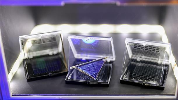 EU erlaubt Beihilfen für Mikroelektronik und Kommunikation Auf Folien aufgebrachte flexible Mikroelektronik in einem Labor der Technischen Universität Chemnitz.
