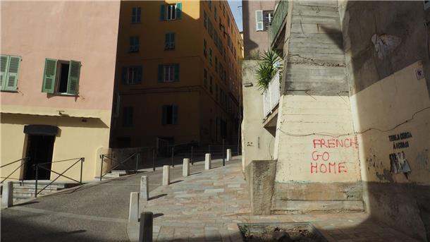 Auf Hauswänden in Bastia sind anti-französische Sprüche zu lesen. Autonomie für die Mittelmeerinsel Korsika scheint mittlerweile zum Greifen nah.