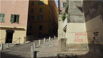 Auf Hauswänden in Bastia sind anti-französische Sprüche zu lesen. Autonomie für die Mittelmeerinsel Korsika scheint mittlerweile zum Greifen nah.
