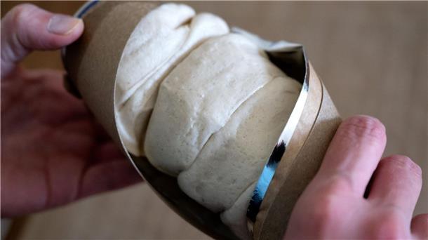 Helgoland fällt wichtige Entscheidung um das Frühstücksbrötchen Das Bild zeigt Aufbackbrötchen in einer Rolle. Auf Helgoland hat die letzte Bäckerei geschlossen. Jetzt gibt es eine Entscheidung der Gemeinde.