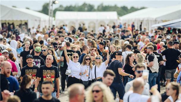 Auf Hof Coldewärf fand jetzt ein Beerpong-Festival statt. Leserbrief-Schreiber Manfred Neumann geht mit der Veranstaltung und der Berichterstattung darüber hart ins Gericht.