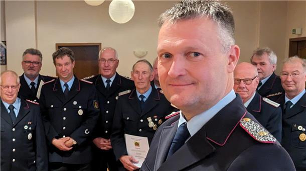 37 Brandschutzerzieher werben für die Feuerwehr im Verbandsgebiet Wesermünde Männer in Feuerwehruniformen