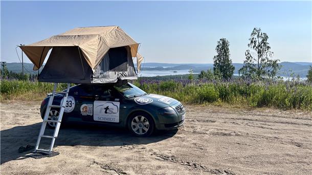Diese Cuxhavenerin reist mit Tausenden Begleitern Auf ihrer Rallye durch neun Länder haben Helke Gutsche und ihr Mann Merlin im Dachzelt geschlafen - obwohl sie laut eigener Aussage gar keine "Camper-Typen" sind.