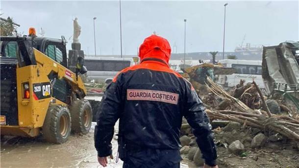 Frau stirbt bei heftigem Unwetter auf Insel Ischia Auf Ischia gelten nach einem schweren Unwetter und Erdrutschen mehrere Menschen als vermisst.