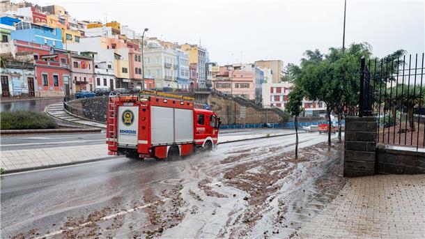 Wegen Tropensturms Hunderte Flüge zu den Kanaren gestrichen Auf La Palma und den größeren Inseln Gran Canaria und Teneriffa kam es vereinzelt zu Stromausfällen.