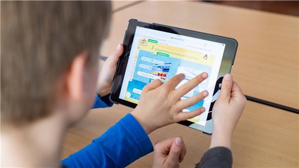 Panne bei Schul-iPads: Sex-Fotos statt Hausaufgaben Auf manchen Schul-iPads von Bremerhavener Grundschülern waren Ende April keine Aufgaben, sondern Sex-Fotos zu sehen. Inzwischen soll das Problem behoben worden sein.