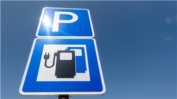 Auf Parkplätzen wie diesem können Elektroautos an einer Ladestation geladen werden.