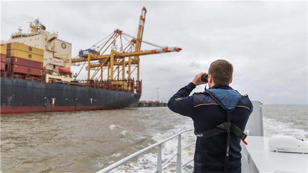 Auf Patrouille vor Bremerhaven beobachtet die Crew die Schifffahrtswege.