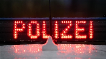 Auto schleudert auf nasser Fahrbahn und prallt gegen Baum  Der Schriftzug „Polizei“, aufgenommen während einer Verkehrskontrolle an der Straße. Auf regennasser Fahrbahn kam ein Auto in Hagen ins Schleudern und prallte gegen einen Baum.