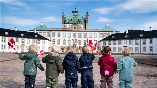 Königin Margrethe - Eine besondere Dänin wird 85 Auf Schloss Fredensborg wird Margrethe einem Konzert lauschen - und vielleicht wieder von jungen Landsleuten wie diesen 2021 begrüßt. (Archivbild)