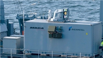 Laserwaffe gegen Drohnen: System soll 2029 einsatzfähig sein Auf See wurde der von MBDA und Rheinmetall entwickelte Hochenergie-Laser zur Drohnenabwehr schon getestet. Jetzt wurde er zu einem Bundeswehr-Schießplatz ins Emsland gebracht, wo weitere Test geplant sind. (Handout)