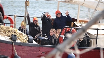 Alle an Bord. Die Reise der "Flotte" beginnt.