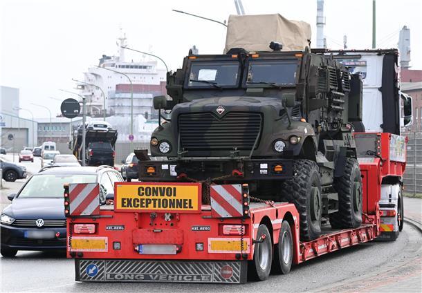 Auch diese speziellen Fahrzeuge sind offenbar für die Ukraine bestimmt Auf Tiefladern werden die Militärfahrzeuge aus dem Hafen abtransportiert- vermutlich zum US-Stützpunkt in Mannheim.