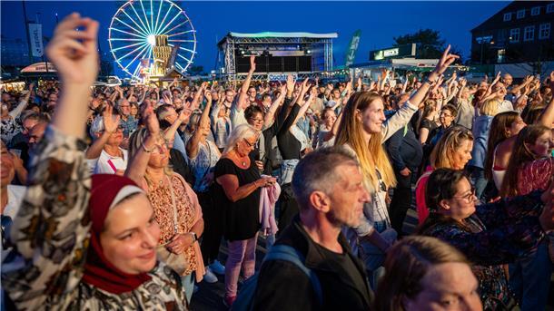 Auf und vor der Radio Bremen-Bühne geht es am Freitag richtig ab.
