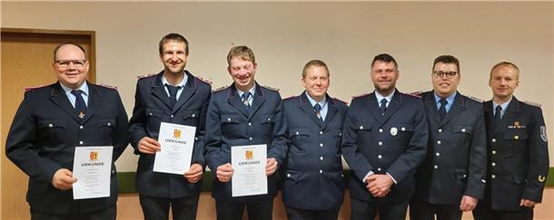 Auf unserem Bild sind die beförderten und geehrten Mitglieder der Wiersdorfer Feuerwehr zu sehen.