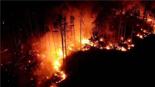 Auffrischender Wind hat den Waldbrand bei Jüterbog südlich von Berlin angefacht und die betroffene Fläche auf 326 Hektar mehr als verdoppelt.