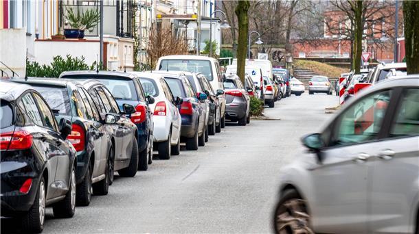Beliebte Park-Methode wird illegal: Droht in Bremerhaven nun die Knöllchen-Flut? Parkende Autos in einer engen Straße. Aufgesetztes Parken ist verboten.