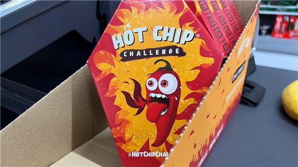 „Hot Chip Challenge“: Extrem scharfe Chips wegen Gesundheitsgefahr zurückgerufen Aufgrund der „Hot Chip Challenge“ mussten bereits mehrere Kinder und Jugendliche im Krankenhaus behandelt werden.