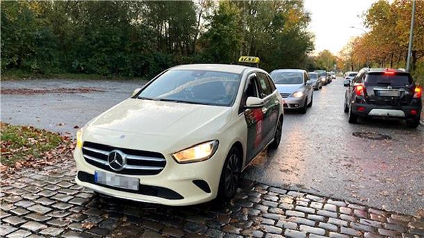 Wie sich der Streik der Busfahrer in Bremerhaven auf die Schüler auswirkt Ein Taxi.
