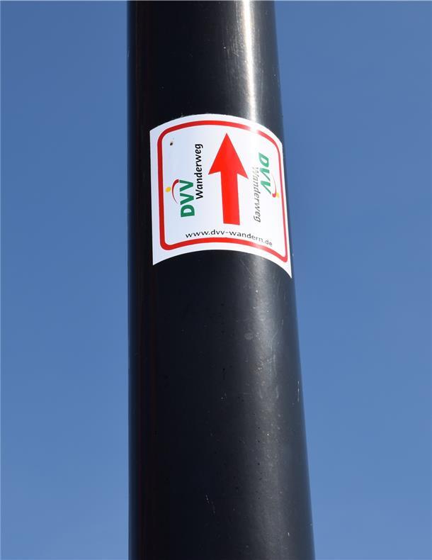 Wandern liegt plötzlich wieder voll im Trend Aufkleber markieren den Wanderweg.