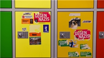 Aufkleber, unter anderem mit politischen Botschaften gegen Rechtsextremismus, beschmücken Schließfächer an einer Oberschule.