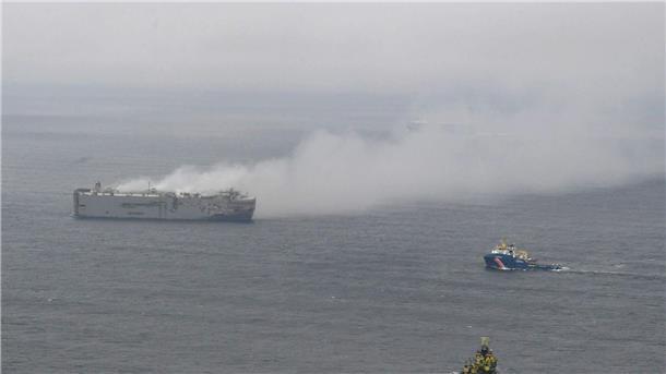 Aufnahme aus einem Flugzeug der niederländischen Küstenwache: Dichte Rauchwolken steigen aus dem Autofrachter „Fremantle Highway“ in der Nordsee auf.