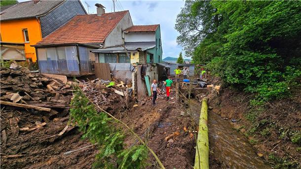 Erste Entwarnung nach Hochwasser im Südwesten Aufräumarbeiten nach dem Hochwasser in Kirn-Sulzbach.