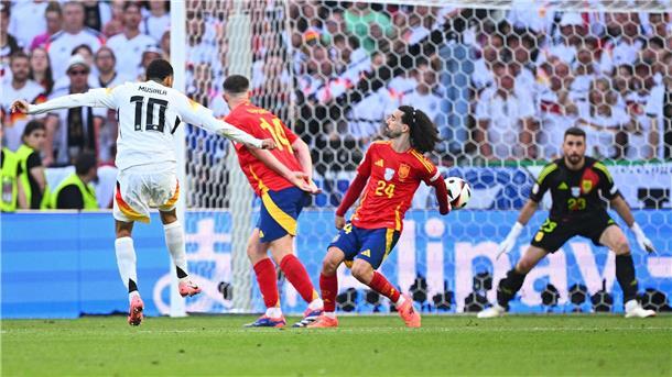 Pikante Rückkehr: Spießrutenlauf für Cucurella in Stuttgart? Aufreger der vergangenen EM: Das ungeahndete Handspiel des Spaniers Marc Cucurella.