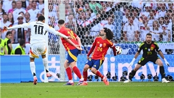 Aufreger der vergangenen EM: Das ungeahndete Handspiel des Spaniers Marc Cucurella.
