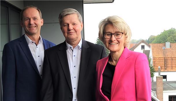 2021 gutes Jahr für die Raiba Wesermarsch-Süd Aufsichtsratsvorsitzender Hans Conze-Wichmann (links) und die Vorstände Gerd Borchardt und Christiane Thürlings wissen, dass 2021 ein gutes Jahr für Raiffeisenbank Wesermarsch-Süd war.