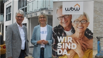 Aufsichtsratsvorsitzender Michael Kurz und Geschäftsführerin Regina Neuke vor dem fast fertigen Objekt in Brake, Weststraße.