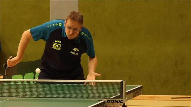 Tammo Drieling vom AT Rodenkirchen spielt Tischtennis