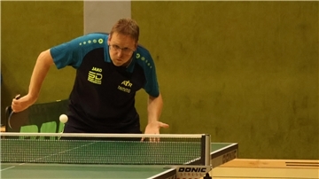 Tammo Drieling vom AT Rodenkirchen spielt Tischtennis