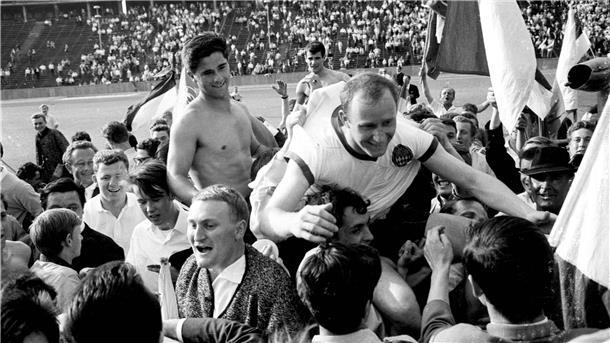 Vor 60 Jahren: Die besten Aufsteiger aller Zeiten Aufstiegsjubel bei Bayern München um Gerd Mueller und Dieter Brenninger, die mit den Fans feiern.