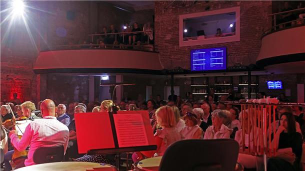 Auftakt der neuen Konzertreihe in den Stadtteilen: Das Philharmonische Orchester Bremerhaven musizierte unter Leitung von Generalmusikdirektor Marc Niemann im vollen Apollo-Saal in Geestemünde.