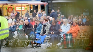 Auftakt zum "Kino am Hafen 2023": Bis zum Start des ersten Films "Little Miss Sunshine" haben es sich zum Vorprogramm am Freitagabend rund 400 Kinofans wetterfest eingemummelt auf dem großen Platz des Schaufensters Fischereihafen gemütlich gemacht.