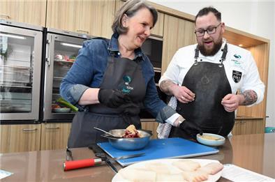 Fischparty am Wochenende im Fischereihafen: Alles, was ich wissen muss Auftakt zur Fischparty: Petra Neykov, Chefin der Fischereihafenbetriebsgesellschaft, beweist ihr Talent in der Fischküche des Fischkochstudios. Am Wochenende kann jeder mal reinschauen.