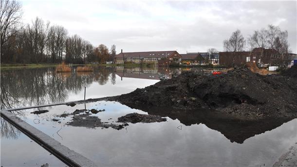Aus dem 8.000 Quadratmeter großen Abwasserteich hat Glencore Schlamm ausbuddeln lassen. Weil das Betriebsgelände dorthin entwässert, ist der Schlamm so bleihaltig. So bleihaltig, dass es sich lohnt, ihn zu verhütten.
