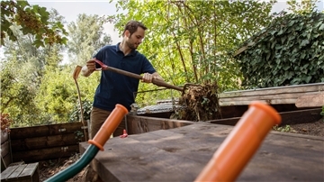 Aus dem eigenen Biomüll im Garten wird Kompost - also Dünger und neues Substrat.