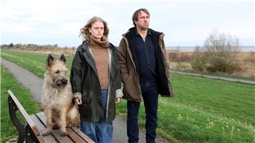 Aus dem neuen Film „Sörensen fängt Feuer“ stammt diese Szene mit Bjarne Mädel und Liv Clasvogt.