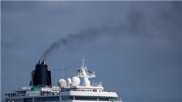 Aus dem Schornstein eines Kreuzfahrtschiffes steigt eine dunkle Rauchwolke auf. Angesichts einer international boomenden Kreuzfahrtindustrie und Milliarden-Gewinnen bei führenden Reedereien hat der Naturschutzbund Deutschland (Nabu) von der Branche mehr Einsatz beim Klimaschutz gefordert.