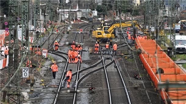 Klingbeil kündigt massiv höhere Investitionen an Aus dem Sondervermögen soll auch die Sanierung von Bahnstrecken finanziert werden.