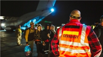 Aus dem Sudan evakuierte Personen treffen auf der jordanischen Luftwaffenbasis Al-Azraqu ein.