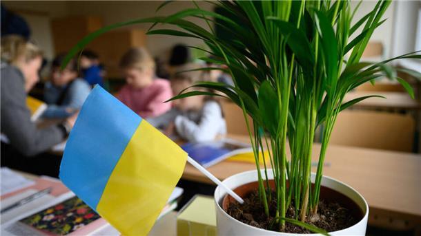 Grundschüler aus der Ukraine sitzen in einem Klassenzimmer.