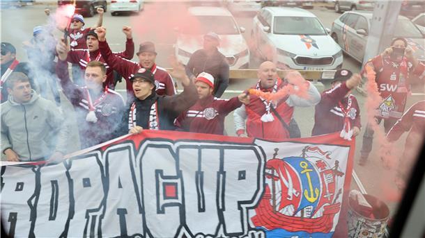 Fans einer Sportmannschaft beim CHL-Spiel.