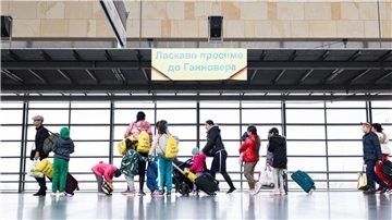 Aus der Ukraine geflüchtete Menschen kommen in der Unterkunft im Messebahnhof Laatzen an.
