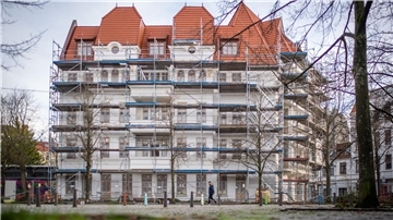 Ein Haus mit einem Baugerüst an der Goethestraße in Bremerhaven. 