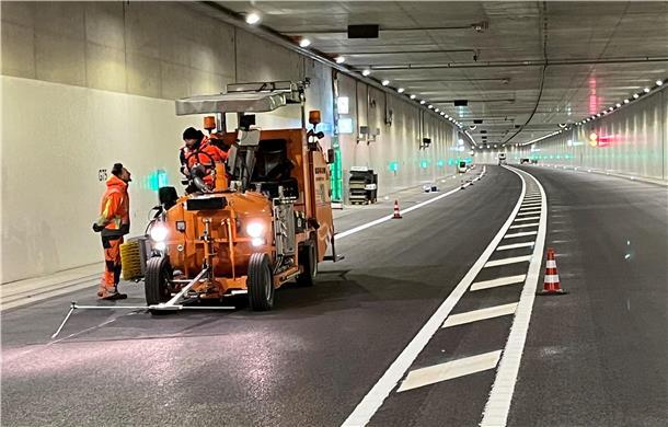 Aus einer Kaltplastik werden Bremerhavens erste Rüttelstreifen gespritzt. Mit der Fahrbahnmarkierung gelten die Bauarbeiten im Hafentunnel als abgeschlossen.